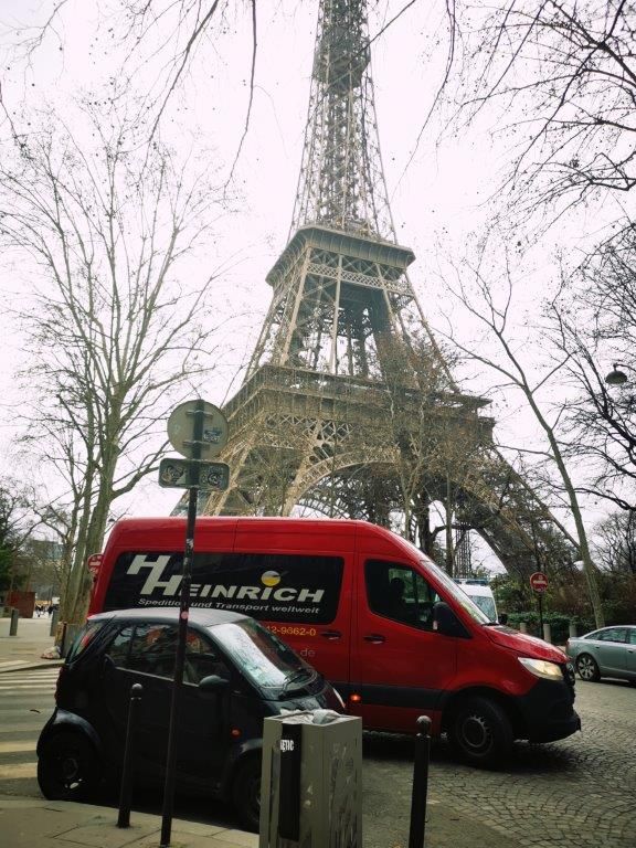 H. Heinrich Spedition und Transport weltweit e.K. vor dem Tour d'Eiffel